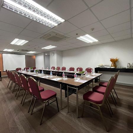 Go Hotels Plus Mandaluyong Buitenkant foto