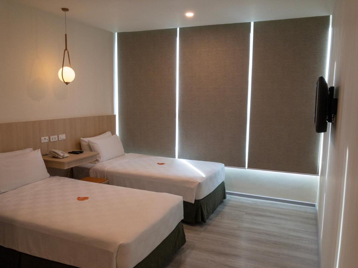 Go Hotels Plus Mandaluyong Buitenkant foto