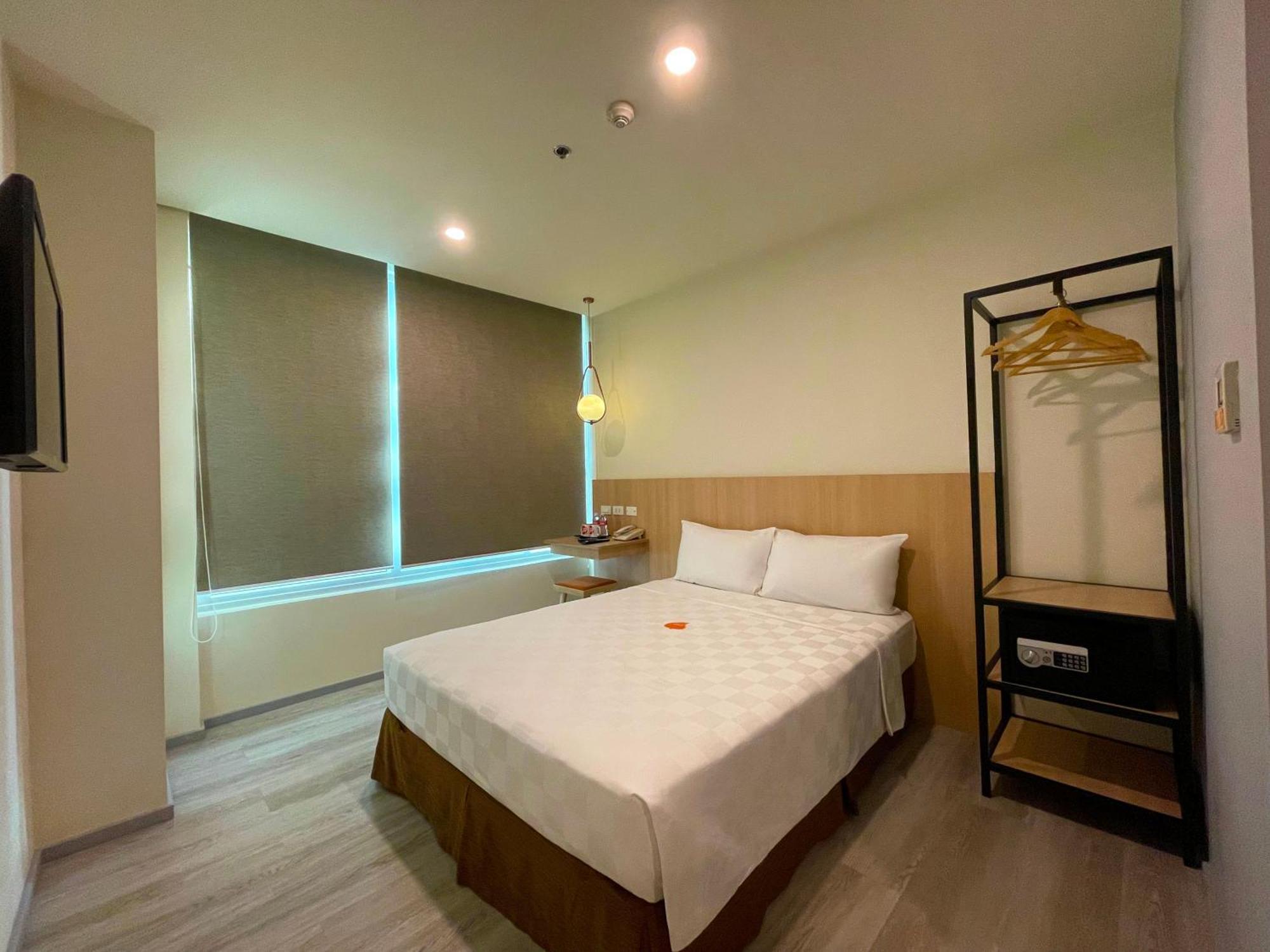 Go Hotels Plus Mandaluyong Buitenkant foto