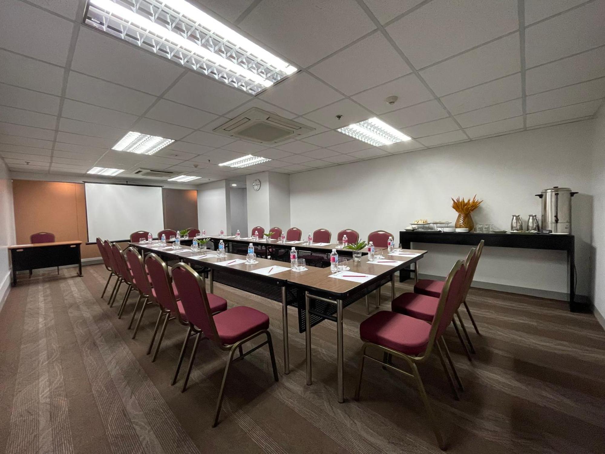 Go Hotels Plus Mandaluyong Buitenkant foto