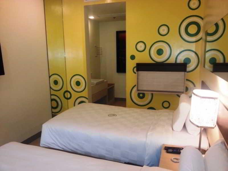 Go Hotels Plus Mandaluyong Buitenkant foto