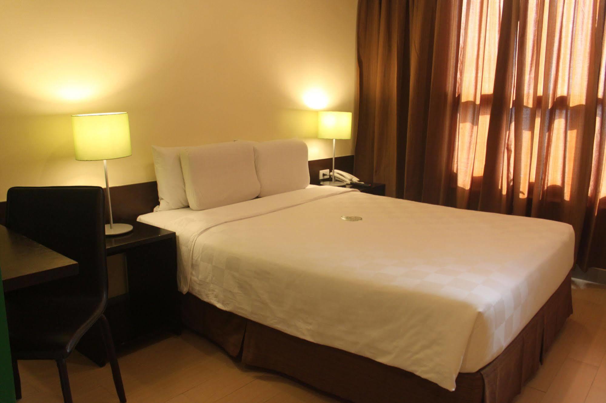 Go Hotels Plus Mandaluyong Buitenkant foto