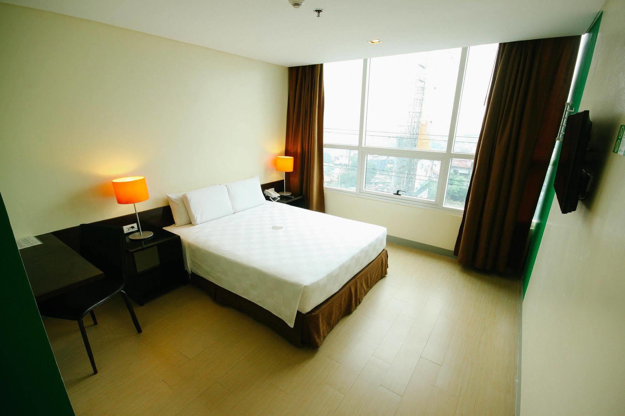 Go Hotels Plus Mandaluyong Buitenkant foto