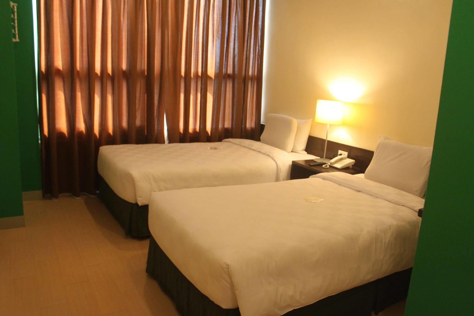 Go Hotels Plus Mandaluyong Buitenkant foto